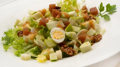 Refrescante y saludable: ensalada de escarola, manzana y nueces Refrescante y saludable: ensalada de escarola, manzana y nueces