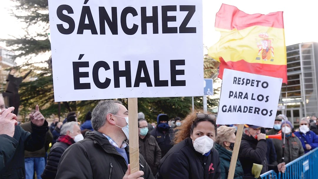 Ganaderos protestan a la llegada del presidente del Gobierno, Pedro Sánchez, por las declaraciones del ministro de Consumo, Alberto Garzón, al mitin del PSCYL celebrado hoy en Palencia para presentar al candidato socialista a la presidencia de la Junta de Castilla y León, Luis Tudanca Ganaderos protestan a la llegada del presidente del Gobierno, Pedro Sánchez, por las declaraciones del ministro de Consumo, Alberto Garzón, al mitin del PSCYL celebrado hoy en Palencia para presentar al candidato socialista a la presidencia de la Junta de Castilla y León, Luis Tudanca