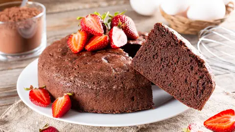 Bizcocho de chocolate con fresas Bizcocho de chocolate con fresas