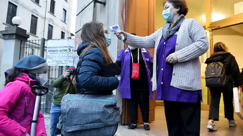 Una profesora toma la temperatura a una alumna en una imagen de archivo. Una profesora toma la temperatura a una alumna en una imagen de archivo.