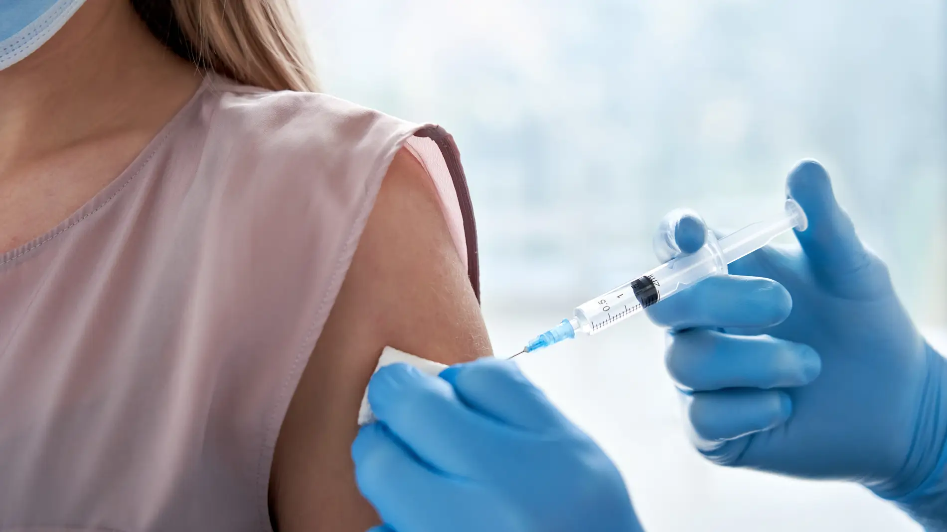 Mujer siendo vacunada
