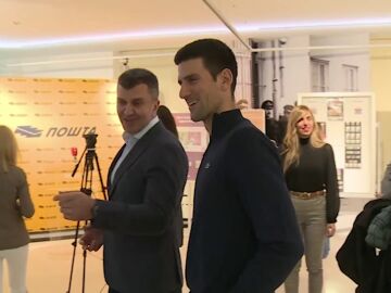 Las polémicas imágenes de Djokovic un día después de su supuesto positivo en Covid: sin mascarilla y rodeado de gente