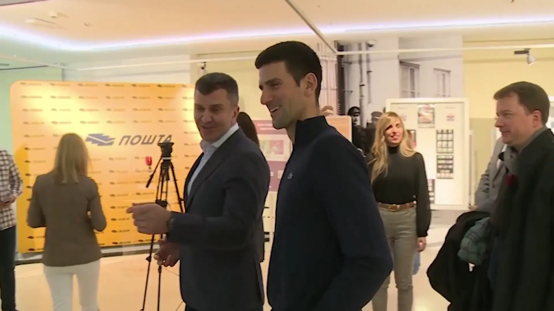 Las polémicas imágenes de Djokovic un día después de su supuesto positivo en Covid: sin mascarilla y rodeado de gente Las polémicas imágenes de Djokovic un día después de su supuesto positivo en Covid: sin mascarilla y rodeado de gente