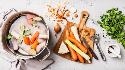 Ingredientes para hacer un caldo de verduras Ingredientes para hacer un caldo de verduras
