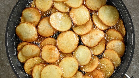 Freír patatas
