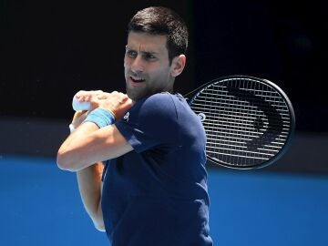 El tenista serbio Novak Djokovic entrenando en el Melbourne Park en Melbourne, Australia