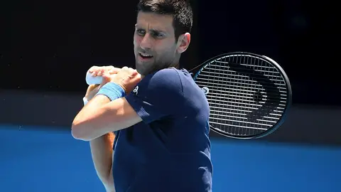 El tenista serbio Novak Djokovic entrenando en el Melbourne Park en Melbourne, Australia El tenista serbio Novak Djokovic entrenando en el Melbourne Park en Melbourne, Australia
