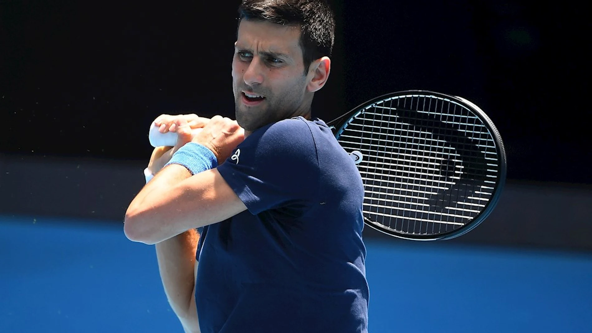 El tenista serbio Novak Djokovic entrenando en el Melbourne Park en Melbourne, Australia