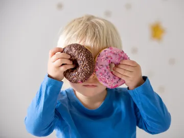 Niño con donuts en los ojos. Niño con donuts en los ojos.
