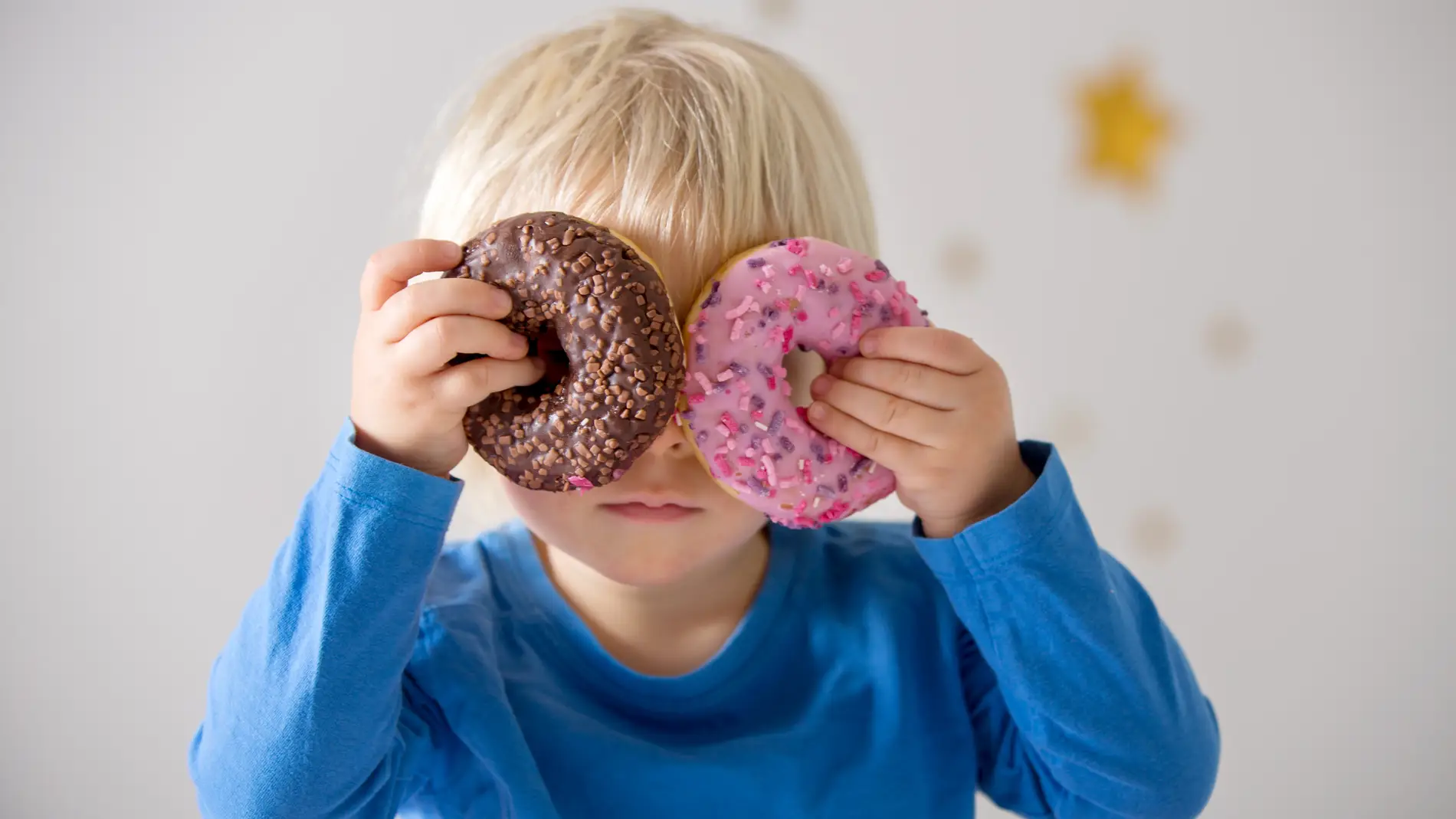 Niño con donuts en los ojos.