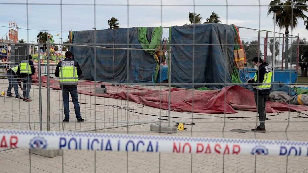 Varios policías recogen pruebas en el lugar donde ocurrió el accidente este miércoles. Varios policías recogen pruebas en el lugar donde ocurrió el accidente este miércoles.