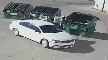 Una cámara de seguridad graba a una mujer tirando a un bebé recién nacido a la basura en EEUU Una cámara de seguridad graba a una mujer tirando a un bebé recién nacido a la basura en EEUU