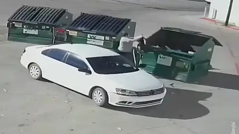 Una cámara de seguridad graba a una mujer tirando a un bebé recién nacido a la basura en EEUU Una cámara de seguridad graba a una mujer tirando a un bebé recién nacido a la basura en EEUU