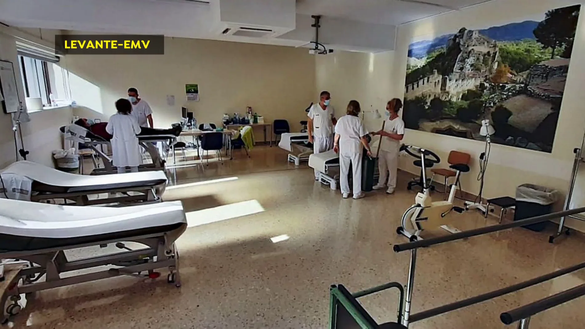 El hospital de Xátiva pone camas en el gimnasio de rehabilitación para poder atender a los pacientes Covid