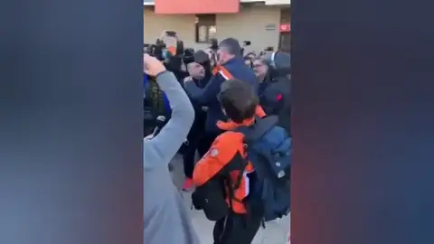 Agresión a Xavier García Albiol en un desalojo de una nave en Badalona Agresión a Xavier García Albiol en un desalojo de una nave en Badalona