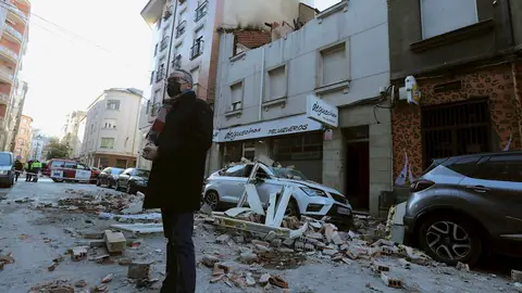 Estado en el que ha quedado el edificio de la calle Alcón de Ponferrada (León), tras la explosión intencionada de una bombona de gas, al parecer por parte un vecino que iba a ser desahuciado, que ha causado importantes daños en el inmueble y ha obligado a desalojar a los inquilinos de los edificios colindantes. Estado en el que ha quedado el edificio de la calle Alcón de Ponferrada (León), tras la explosión intencionada de una bombona de gas, al parecer por parte un vecino que iba a ser desahuciado, que ha causado importantes daños en el inmueble y ha obligado a desalojar a los inquilinos de los edificios colindantes.