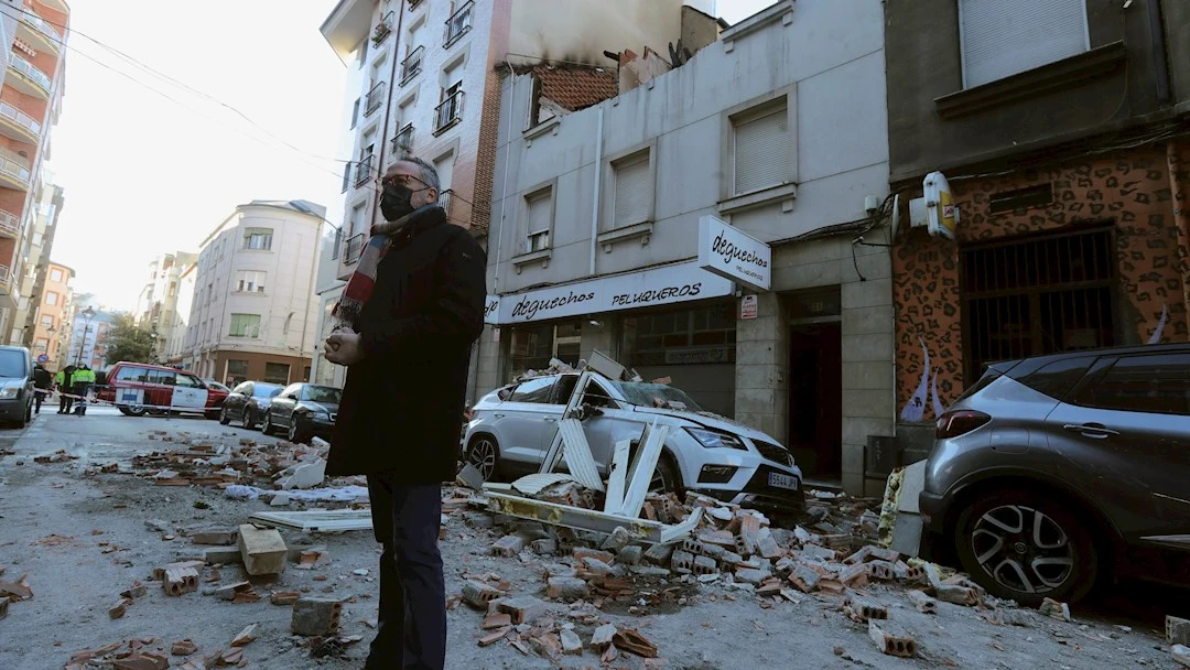 Estado en el que ha quedado el edificio de la calle Alcón de Ponferrada (León), tras la explosión intencionada de una bombona de gas, al parecer por parte un vecino que iba a ser desahuciado, que ha causado importantes daños en el inmueble y ha obligado a desalojar a los inquilinos de los edificios colindantes. Estado en el que ha quedado el edificio de la calle Alcón de Ponferrada (León), tras la explosión intencionada de una bombona de gas, al parecer por parte un vecino que iba a ser desahuciado, que ha causado importantes daños en el inmueble y ha obligado a desalojar a los inquilinos de los edificios colindantes.
