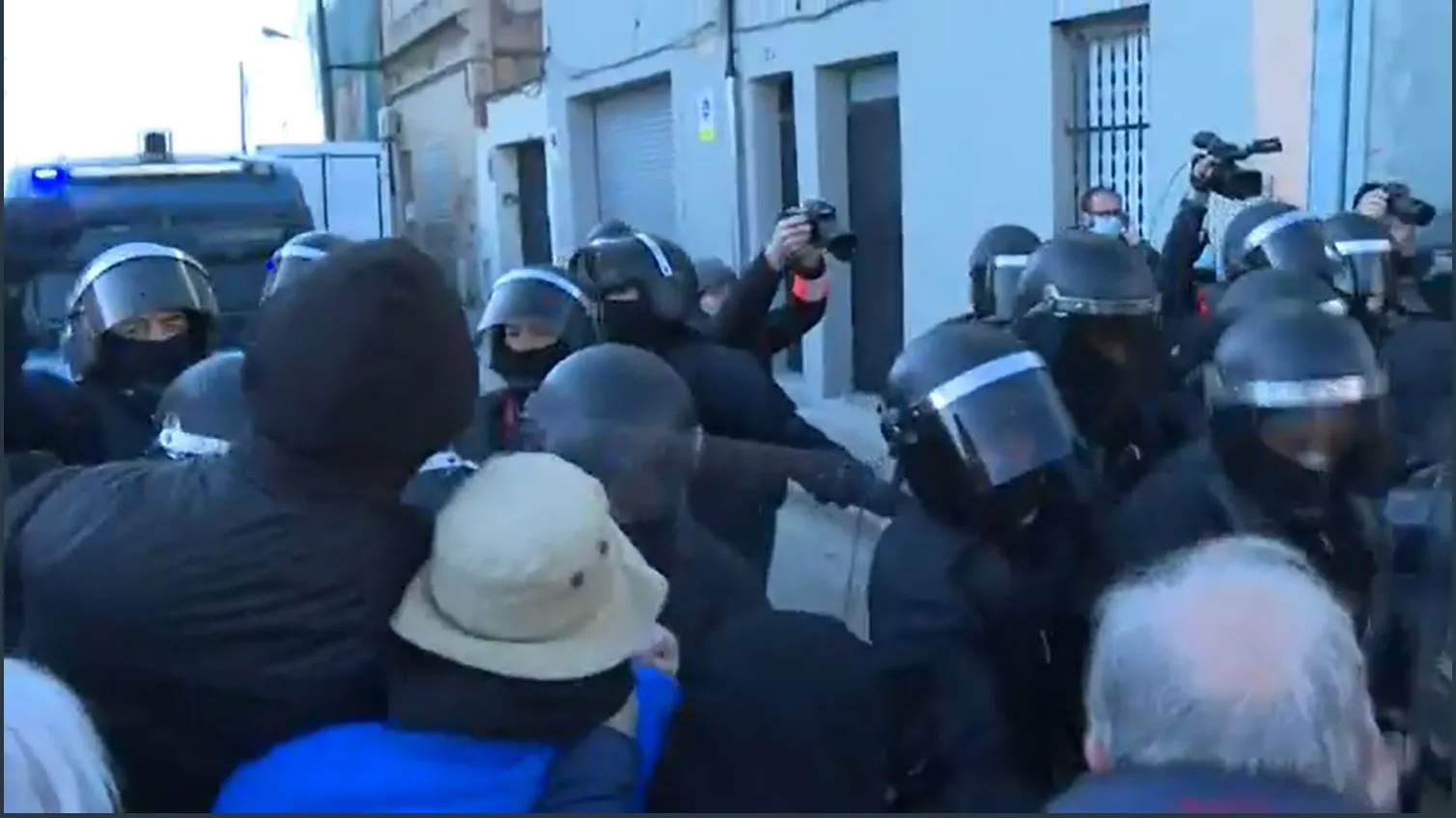Tenso desalojo en Badalona