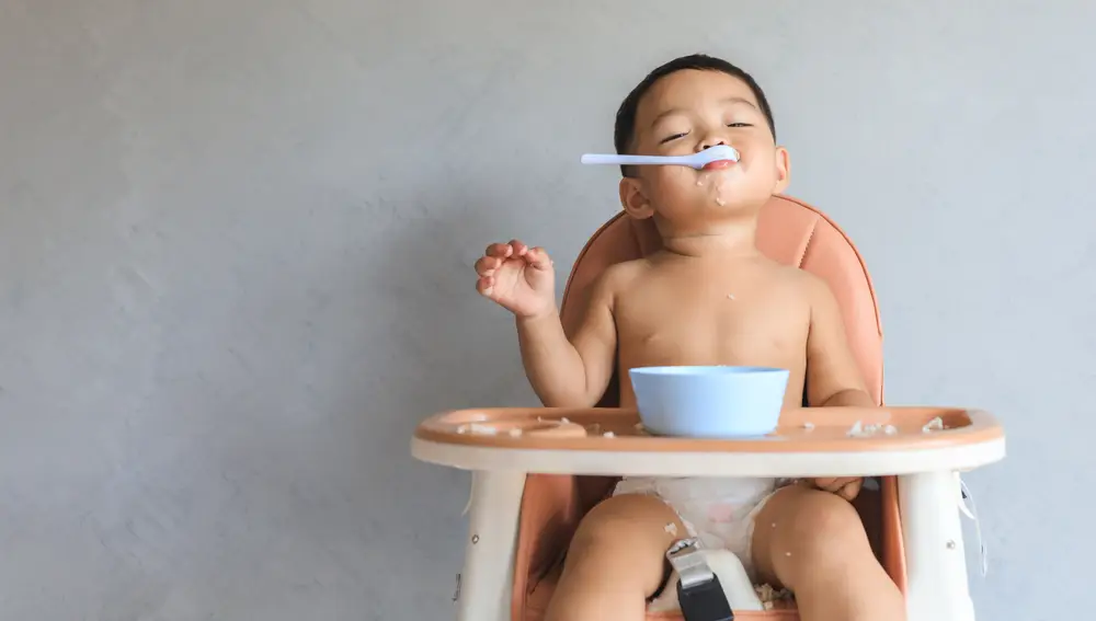 Bebé comiendo.