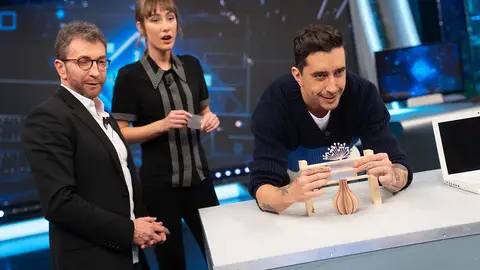 ¿Desaparecer objetos con un plástico semitransparente? Marron hace brujería con la lente de espías ¿Desaparecer objetos con un plástico semitransparente? Marron hace brujería con la lente de espías