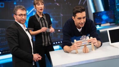 ¿Desaparecer objetos con un plástico semitransparente? Marron hace brujería con la lente de espías