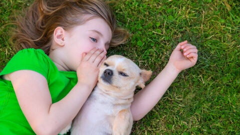 Niña hablando a su perro