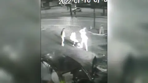 Brutal paliza a un agente de policía fuera de servicio Brutal paliza a un agente de policía fuera de servicio