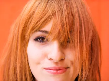 Mujer con flequillo Mujer con flequillo