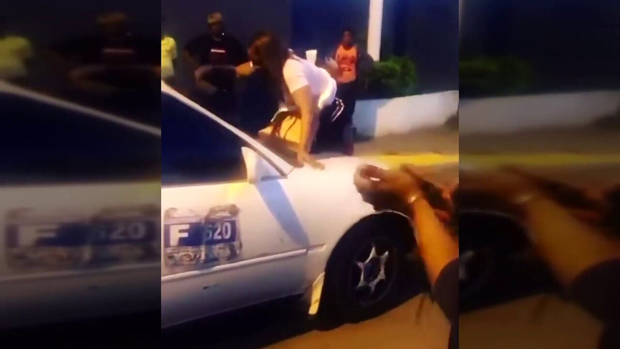 El vídeo viral de la reacción de una mujer tras pillar a su marido con su amante en República Dominicana Foto
