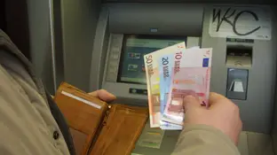 Imagen de archivo de una persona sacando dinero Imagen de archivo de una persona sacando dinero