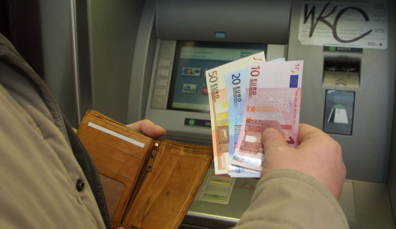 Imagen de archivo de una persona sacando dinero