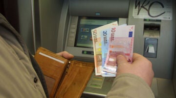 Imagen de archivo de una persona sacando dinero
