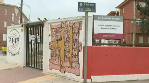 Colegio de Castellón donde ha habido una manifestación antivacunas Colegio de Castellón donde ha habido una manifestación antivacunas