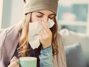 Mujer resfriada Mujer resfriada