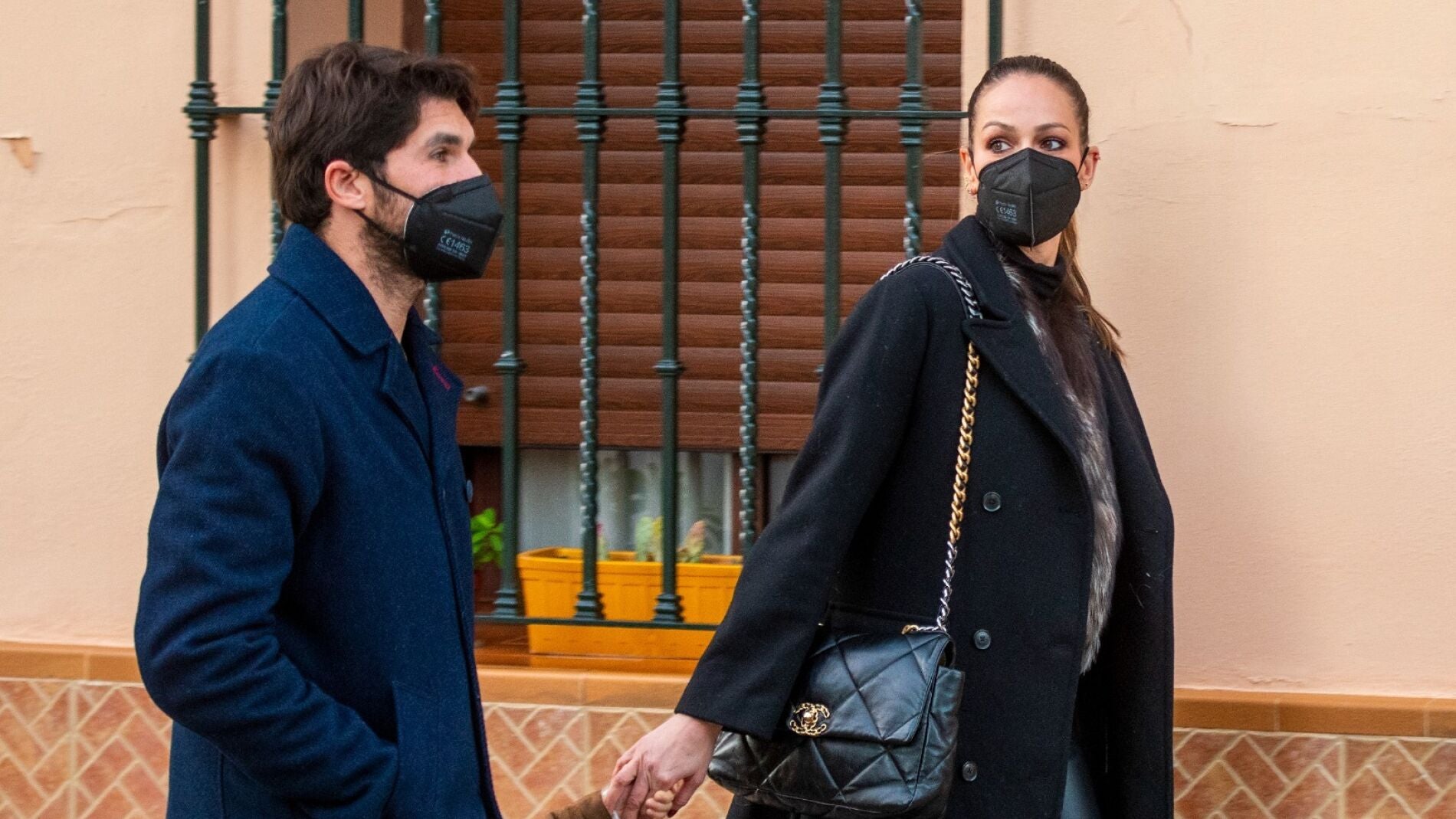 Eva González y Cayetano Rivera paseando con su hijo