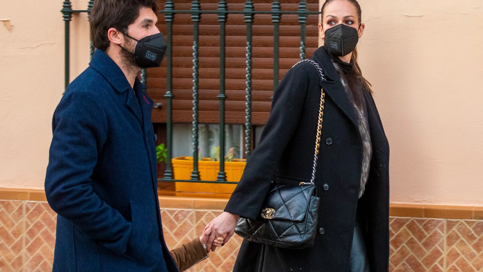 Eva González y Cayetano Rivera paseando con su hijo Eva González y Cayetano Rivera paseando con su hijo