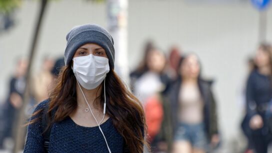Imagen de archivo de personas con mascarillas