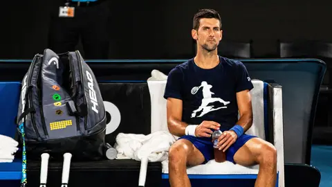 Novak Djokovic durante un entrenamiento en Melbourne Novak Djokovic durante un entrenamiento en Melbourne