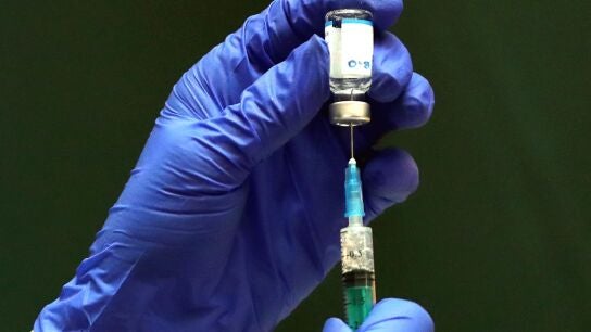 Debate &oacute;micron: &iquest;se debe tratar el coronavirus como una gripe?