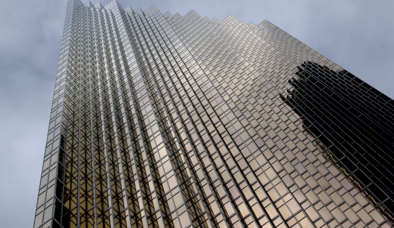 Amancio Ortega compra el rascacielos revestido en oro Royal Bank Plaza de Toronto por 800 millones de euros