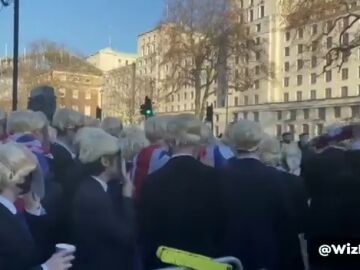 Cientos de personas se manifiestan disfrazados de Boris Johnson en protesta por las últimas polémicas