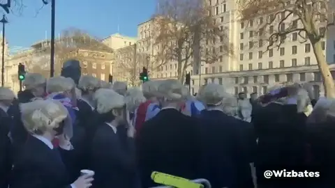 Cientos de personas se manifiestan disfrazados de Boris Johnson en protesta por las últimas polémicas Cientos de personas se manifiestan disfrazados de Boris Johnson en protesta por las últimas polémicas