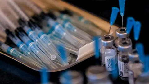 Los expertos, reacios a administrar la tercera dosis a personas jóvenes y sanas que ya cuenten con la doble pauta Los expertos, reacios a administrar la tercera dosis a personas jóvenes y sanas que ya cuenten con la doble pauta