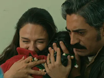 “Cuida de mi hija”: La promesa que destroza el corazón de Saniye “Cuida de mi hija”: La promesa que destroza el corazón de Saniye