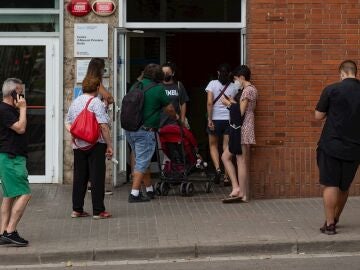 Varias personas esperan para hacerse una PCR ante un centro de atención primaria de Barcelona en una imagen de archivo