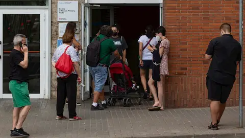 Varias personas esperan para hacerse una PCR ante un centro de atención primaria de Barcelona en una imagen de archivo Varias personas esperan para hacerse una PCR ante un centro de atención primaria de Barcelona en una imagen de archivo