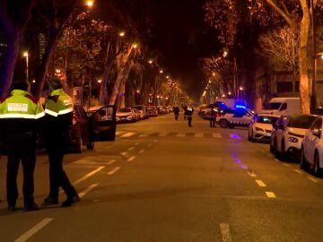 Atrincherado en un piso de Barcelona tras presuntamente atacar con arma de fuego a dos personas