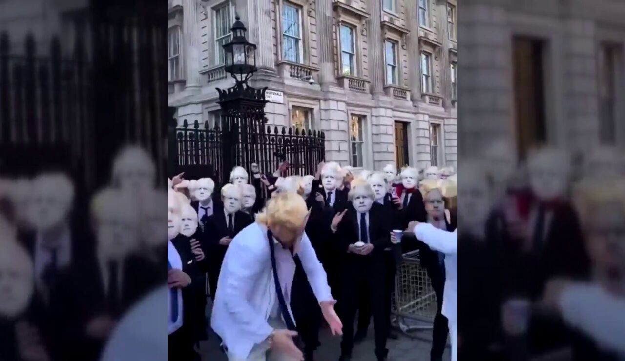 Decenas de jóvenes protestan frente a Downing Street con caretas de Boris Johnson