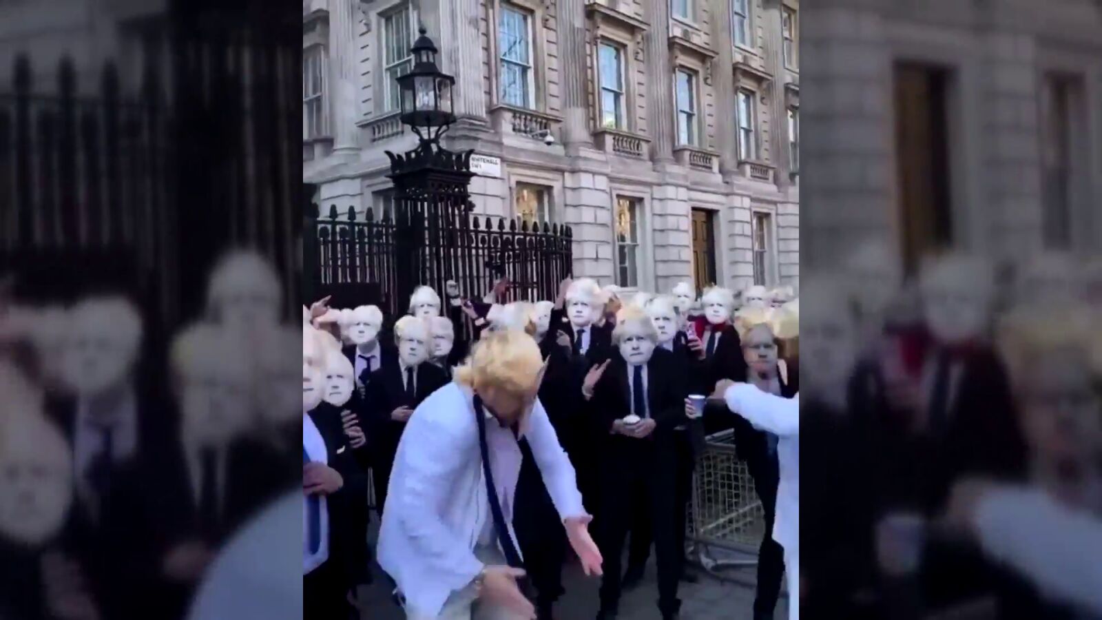 Decenas de jóvenes protestan frente a Downing Street con caretas de Boris Johnson