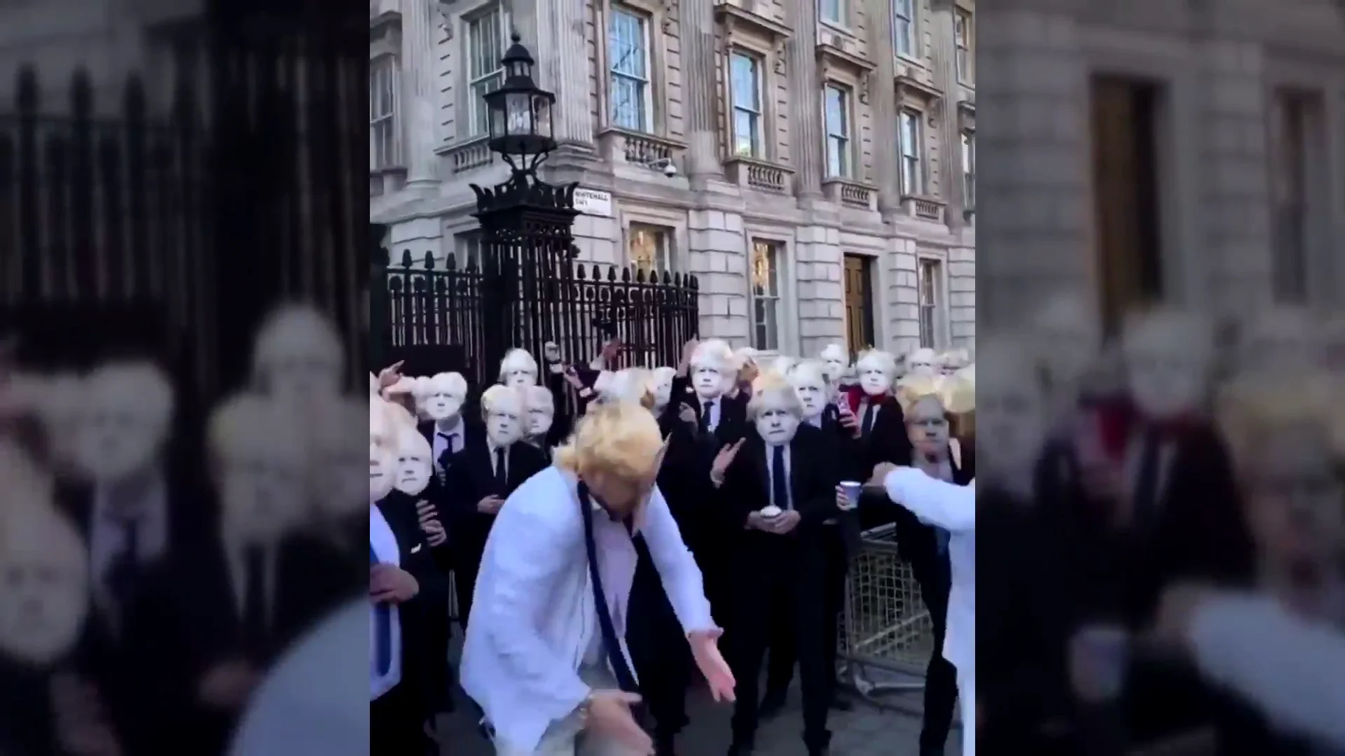 Decenas de j&oacute;venes protestan frente a Downing Street con caretas de Boris Johnson